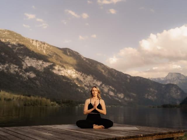 Morgen-Yoga am See