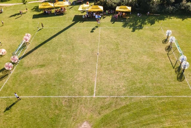 Bubble-Soccern, Hüpfburg und Blasmusik